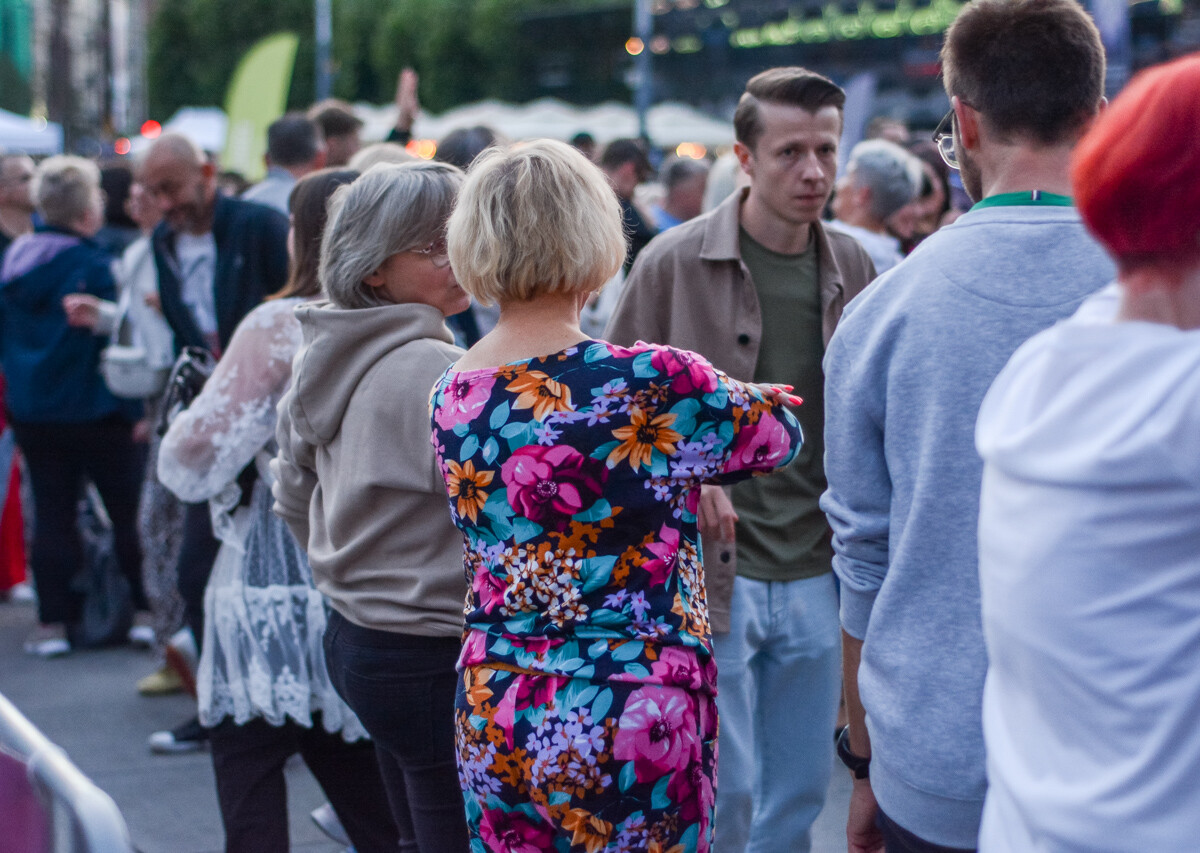 Mimo pochmurnego nieba i popołudniowych opadów deszczu, potańcówka pod Teatrem Śląskim przyciągnęła tłum chętnych. Pełny sukces, a my mamy to na zdjęciach!