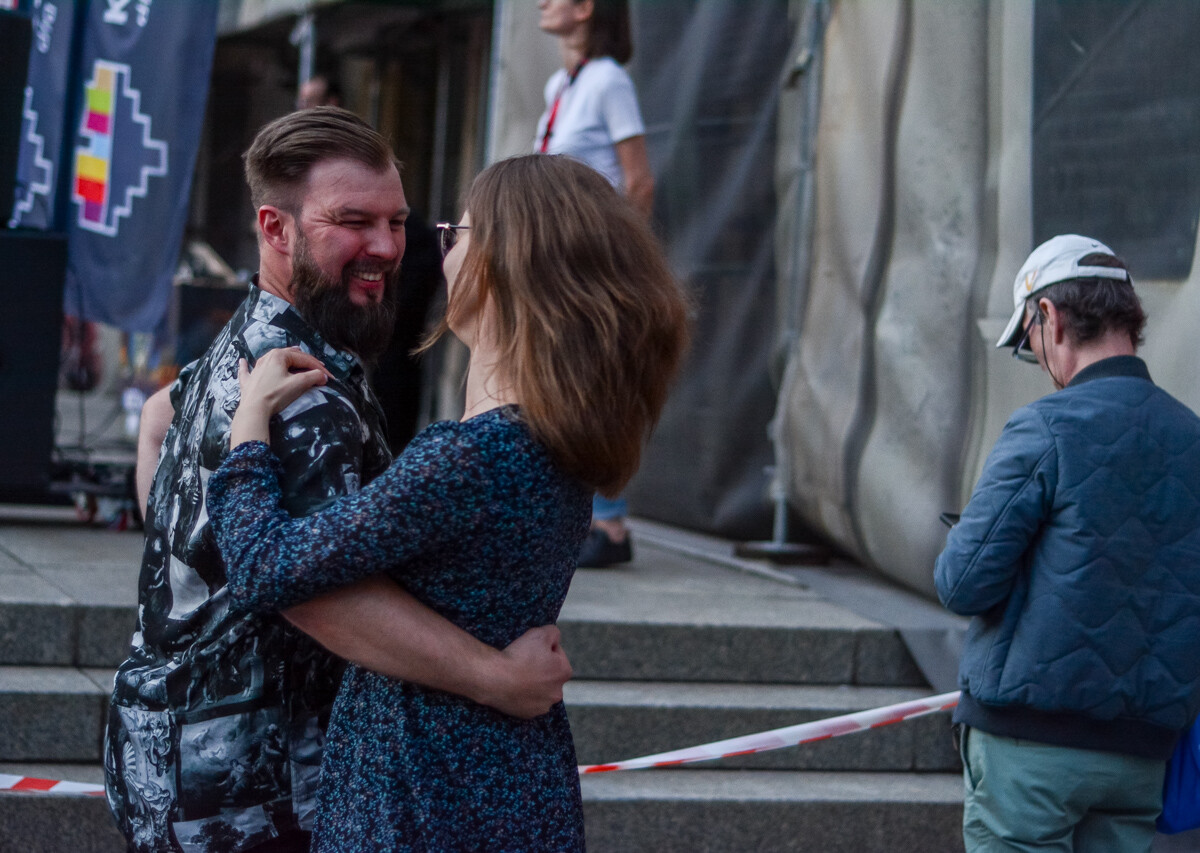 Mimo pochmurnego nieba i popołudniowych opadów deszczu, potańcówka pod Teatrem Śląskim przyciągnęła tłum chętnych. Pełny sukces, a my mamy to na zdjęciach!