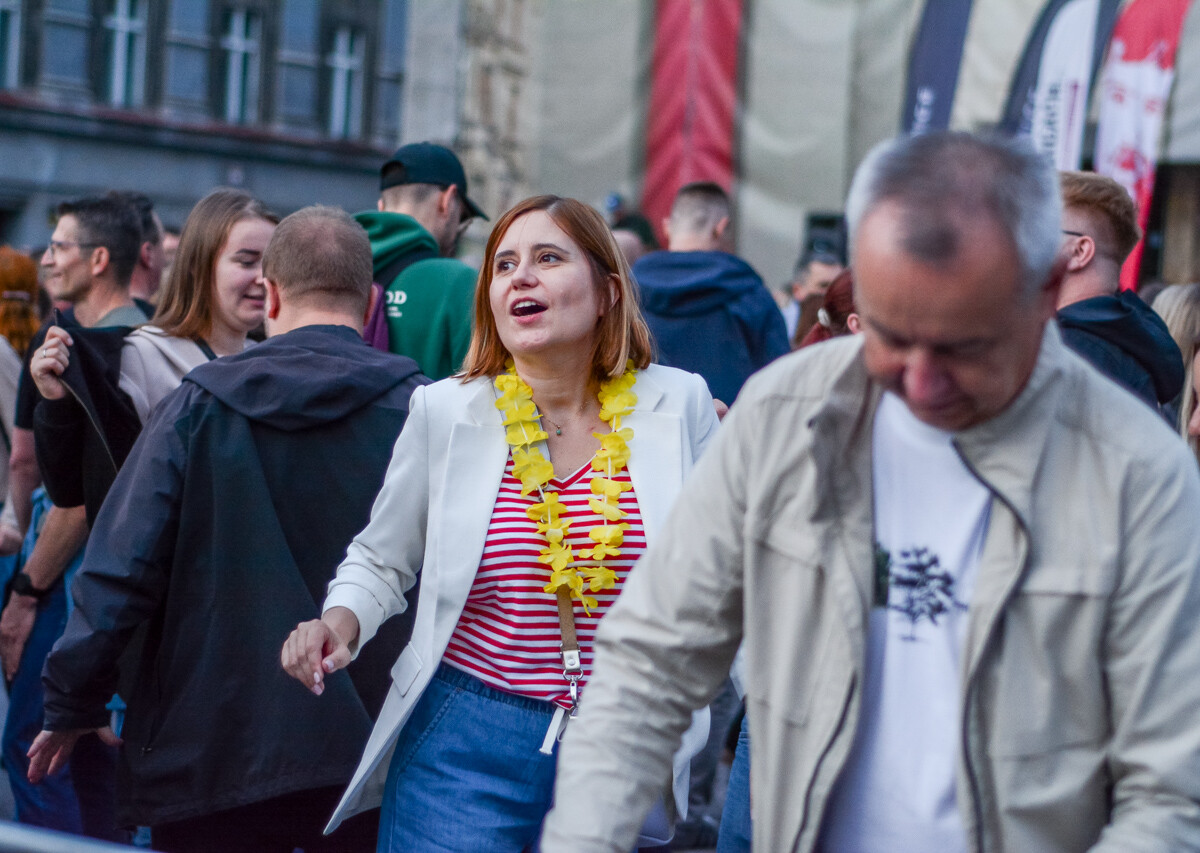 Mimo pochmurnego nieba i popołudniowych opadów deszczu, potańcówka pod Teatrem Śląskim przyciągnęła tłum chętnych. Pełny sukces, a my mamy to na zdjęciach!