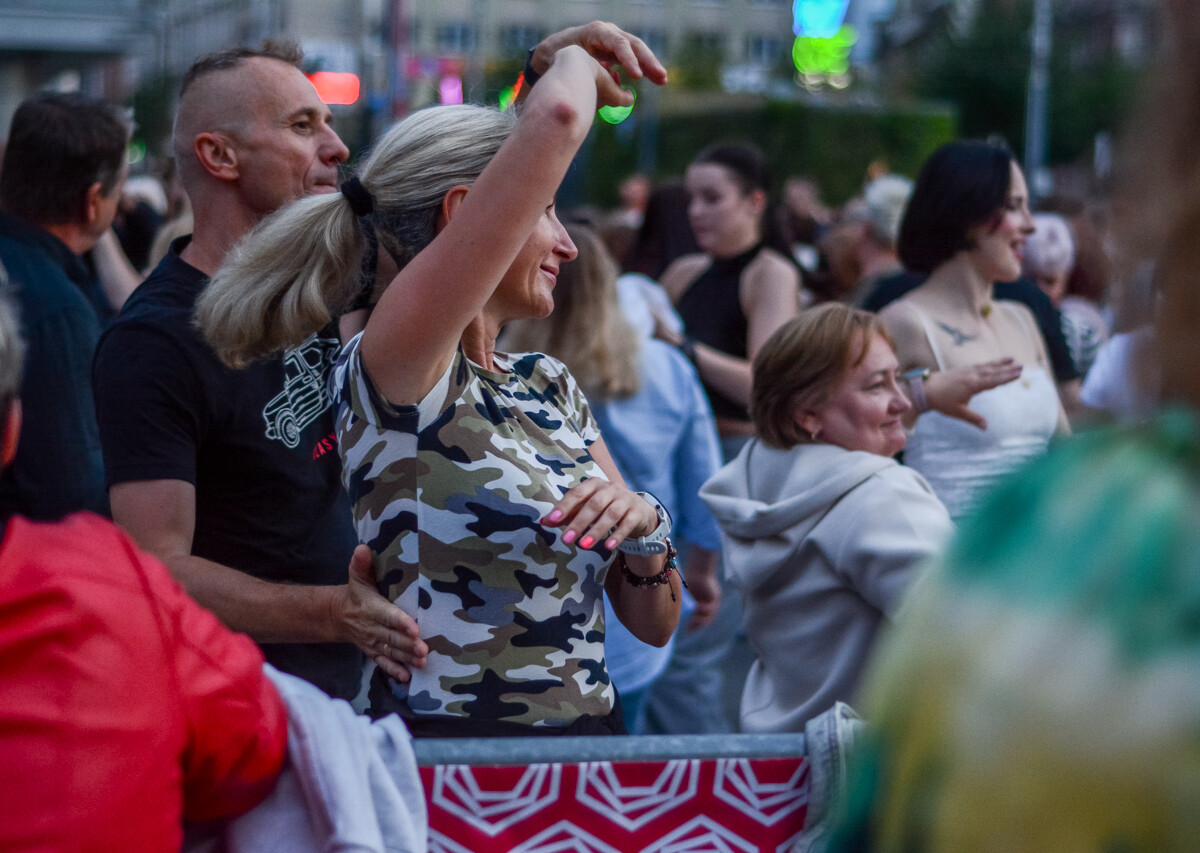 Mimo pochmurnego nieba i popołudniowych opadów deszczu, potańcówka pod Teatrem Śląskim przyciągnęła tłum chętnych. Pełny sukces, a my mamy to na zdjęciach!