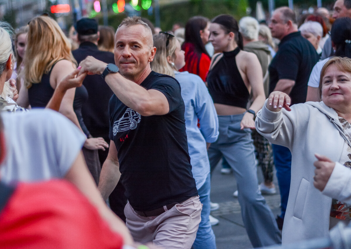 Mimo pochmurnego nieba i popołudniowych opadów deszczu, potańcówka pod Teatrem Śląskim przyciągnęła tłum chętnych. Pełny sukces, a my mamy to na zdjęciach!
