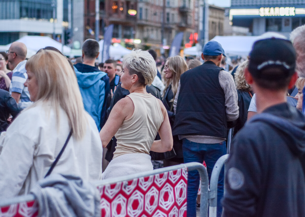 Mimo pochmurnego nieba i popołudniowych opadów deszczu, potańcówka pod Teatrem Śląskim przyciągnęła tłum chętnych. Pełny sukces, a my mamy to na zdjęciach!