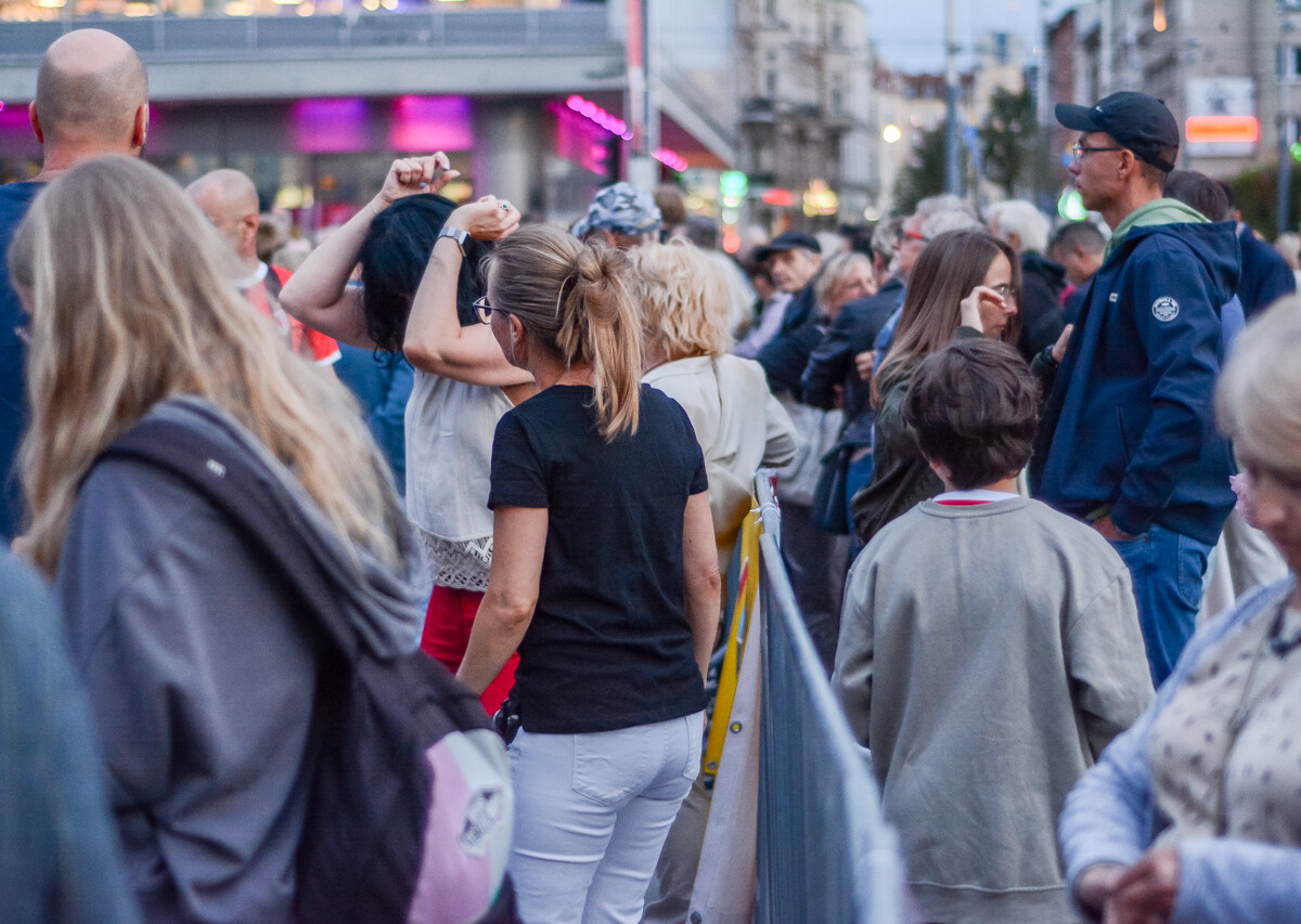Mimo pochmurnego nieba i popołudniowych opadów deszczu, potańcówka pod Teatrem Śląskim przyciągnęła tłum chętnych. Pełny sukces, a my mamy to na zdjęciach!