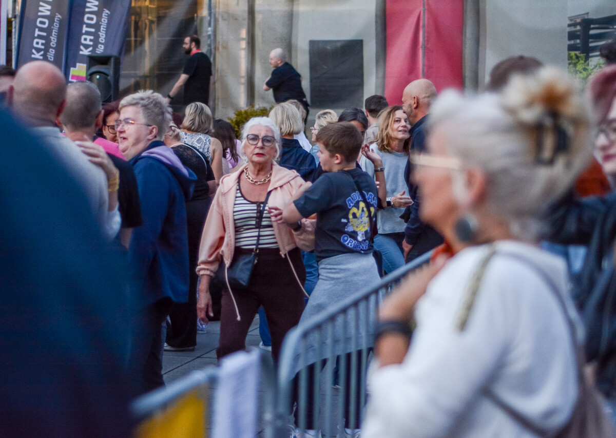 Mimo pochmurnego nieba i popołudniowych opadów deszczu, potańcówka pod Teatrem Śląskim przyciągnęła tłum chętnych. Pełny sukces, a my mamy to na zdjęciach!
