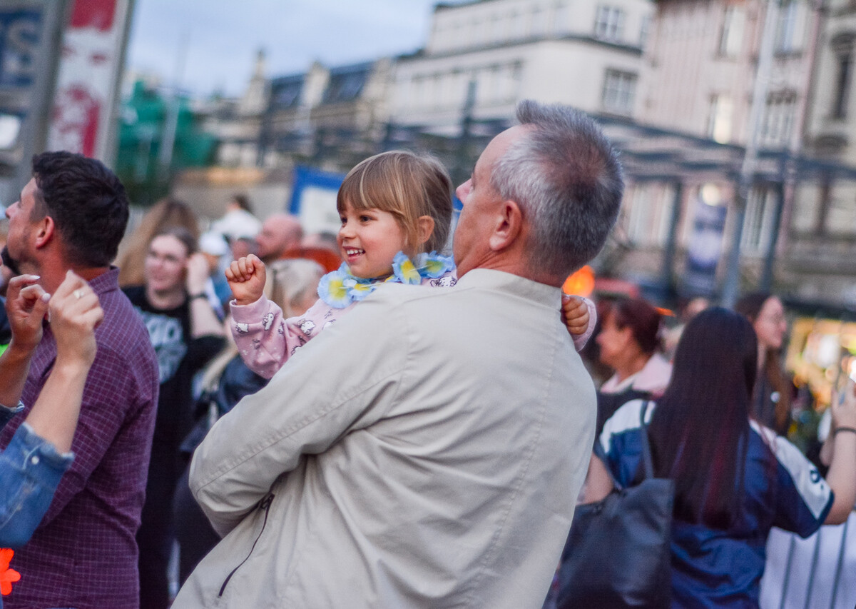 Mimo pochmurnego nieba i popołudniowych opadów deszczu, potańcówka pod Teatrem Śląskim przyciągnęła tłum chętnych. Pełny sukces, a my mamy to na zdjęciach!