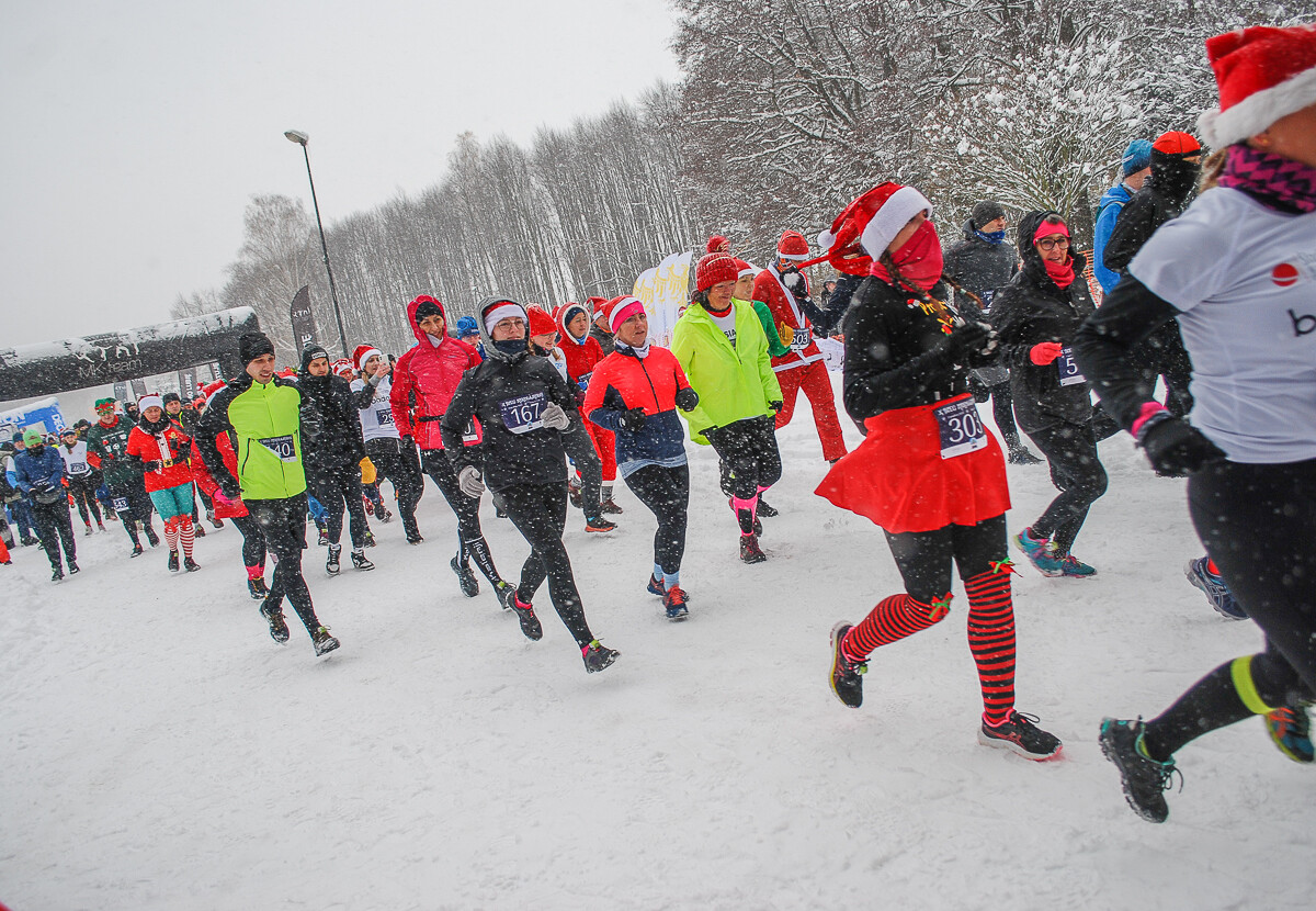 Kolorowy tłum po raz kolejny pobiegł alejkami Doliny Trzech Stawów, w dorocznym Biegu Mikołajkowym. Pogoda większości nie przestraszyła, a w zawodach wystartowało około tysiąca zawodników.