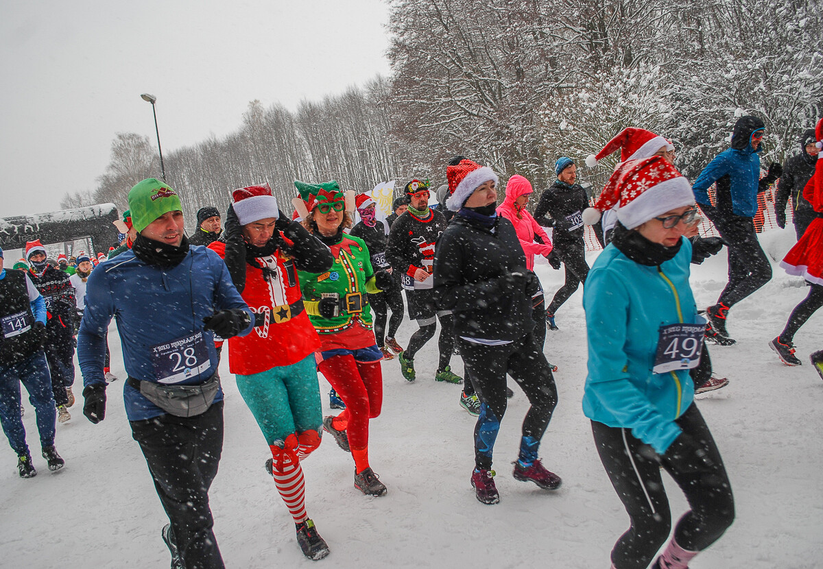 Kolorowy tłum po raz kolejny pobiegł alejkami Doliny Trzech Stawów, w dorocznym Biegu Mikołajkowym. Pogoda większości nie przestraszyła, a w zawodach wystartowało około tysiąca zawodników.
