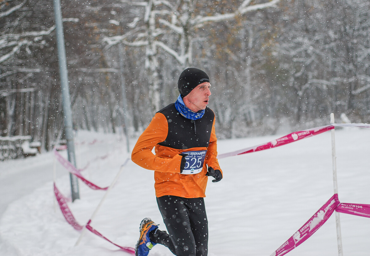 Kolorowy tłum po raz kolejny pobiegł alejkami Doliny Trzech Stawów, w dorocznym Biegu Mikołajkowym. Pogoda większości nie przestraszyła, a w zawodach wystartowało około tysiąca zawodników.