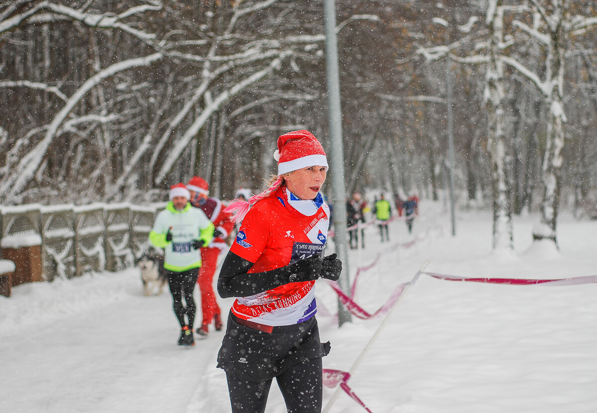 Kolorowy tłum po raz kolejny pobiegł alejkami Doliny Trzech Stawów w dorocznym Biegu Mikołajkowym. Pogoda większości nie przestraszyła, a w zawodach wystartowało około tysiąca zawodników.