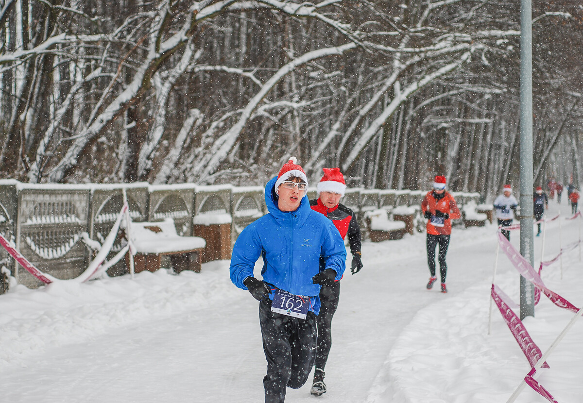 Kolorowy tłum po raz kolejny pobiegł alejkami Doliny Trzech Stawów w dorocznym Biegu Mikołajkowym. Pogoda większości nie przestraszyła, a w zawodach wystartowało około tysiąca zawodników.