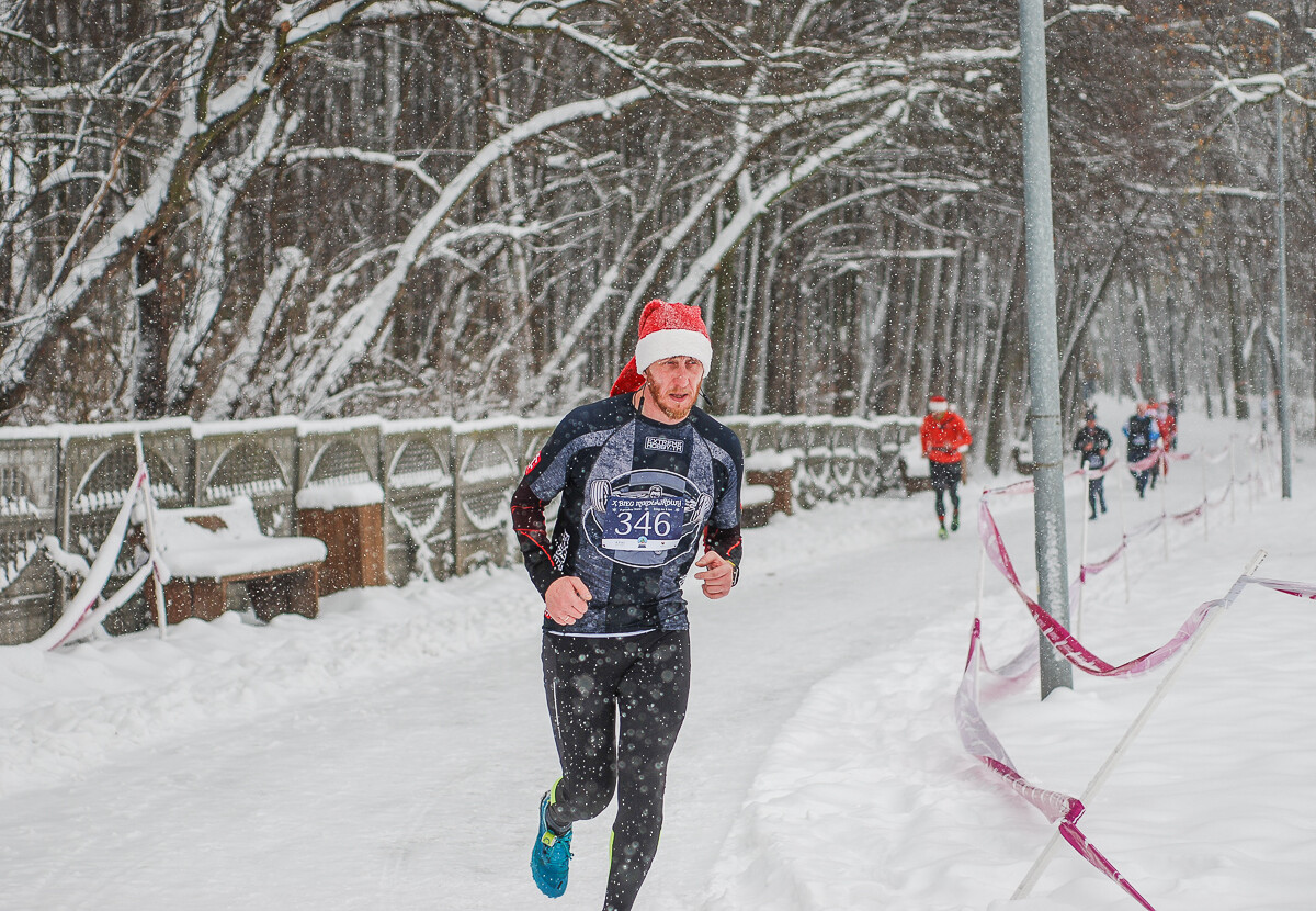 Kolorowy tłum po raz kolejny pobiegł alejkami Doliny Trzech Stawów w dorocznym Biegu Mikołajkowym. Pogoda większości nie przestraszyła, a w zawodach wystartowało około tysiąca zawodników.