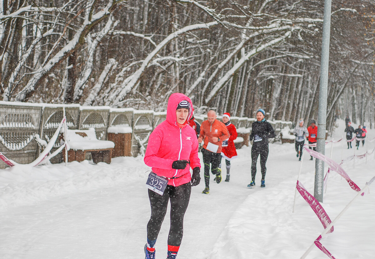 Kolorowy tłum po raz kolejny pobiegł alejkami Doliny Trzech Stawów w dorocznym Biegu Mikołajkowym. Pogoda większości nie przestraszyła, a w zawodach wystartowało około tysiąca zawodników.