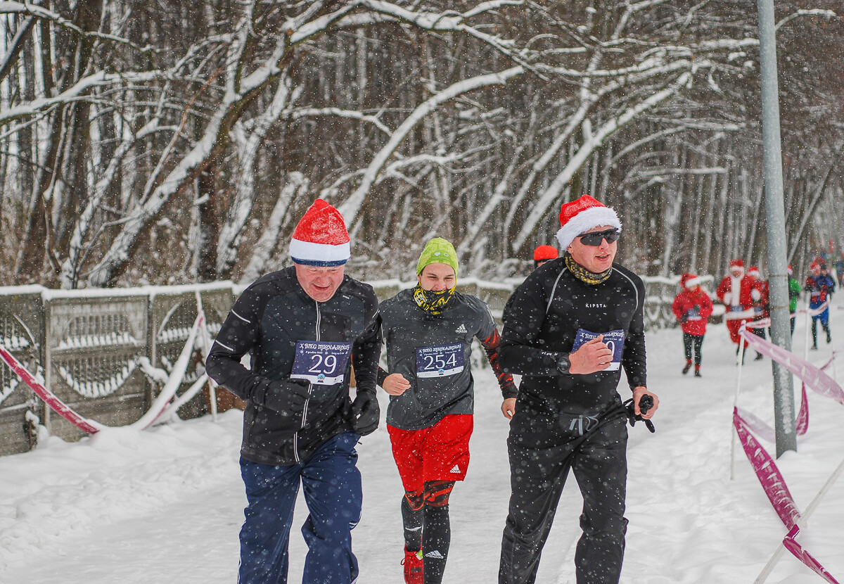 Kolorowy tłum po raz kolejny pobiegł alejkami Doliny Trzech Stawów, w dorocznym Biegu Mikołajkowym. Pogoda większości nie przestraszyła, a w zawodach wystartowało około tysiąca zawodników.