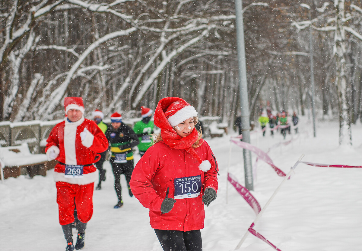 Kolorowy tłum po raz kolejny pobiegł alejkami Doliny Trzech Stawów, w dorocznym Biegu Mikołajkowym. Pogoda większości nie przestraszyła, a w zawodach wystartowało około tysiąca zawodników.