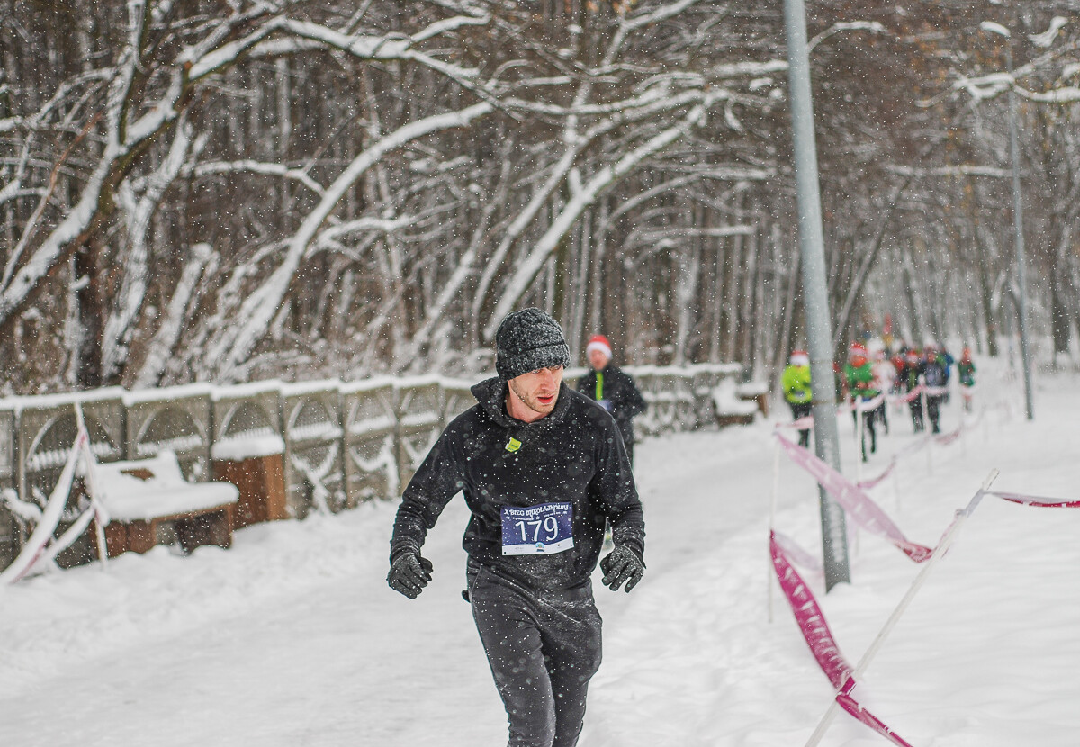Kolorowy tłum po raz kolejny pobiegł alejkami Doliny Trzech Stawów, w dorocznym Biegu Mikołajkowym. Pogoda większości nie przestraszyła, a w zawodach wystartowało około tysiąca zawodników.