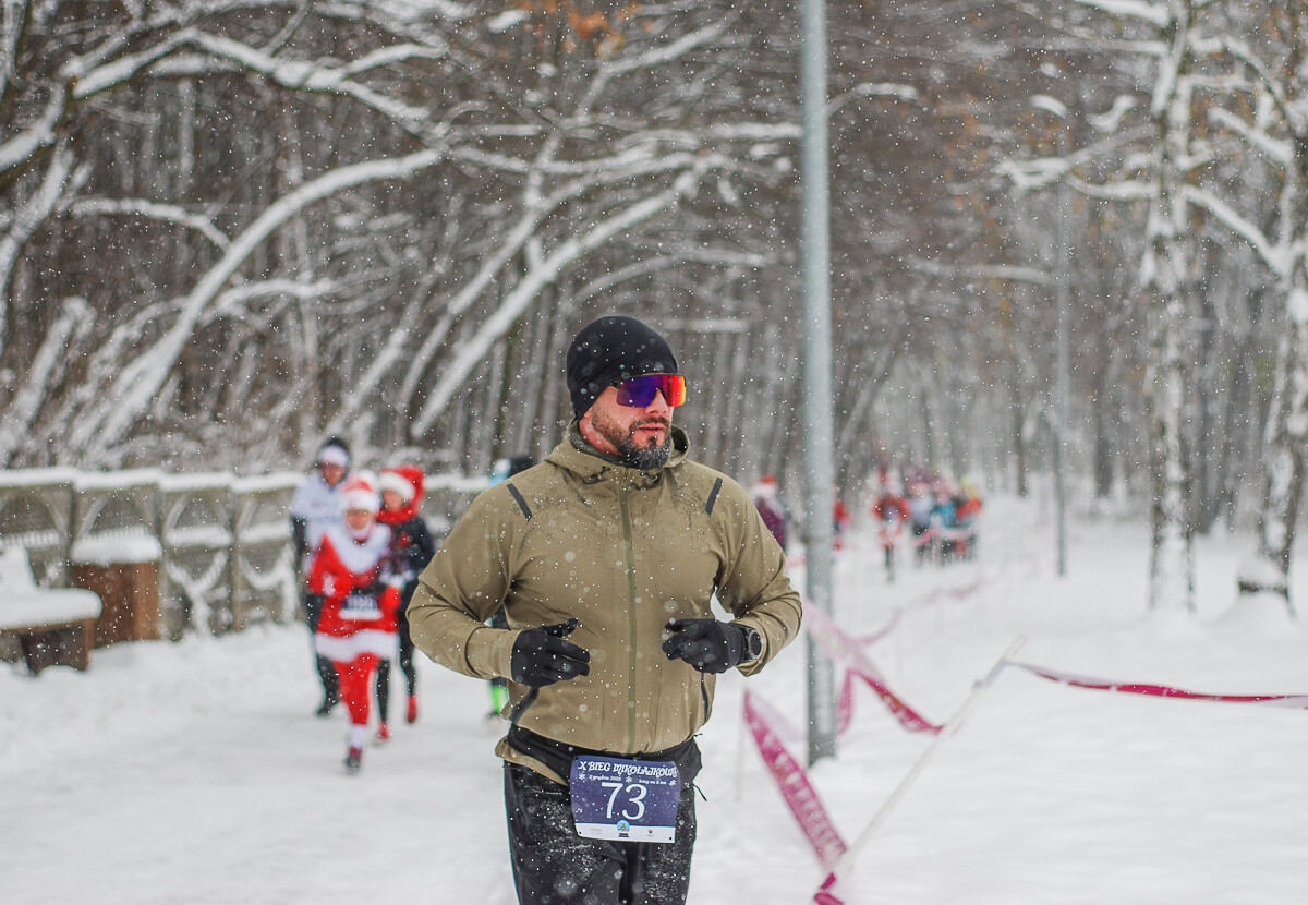 Kolorowy tłum po raz kolejny pobiegł alejkami Doliny Trzech Stawów, w dorocznym Biegu Mikołajkowym. Pogoda większości nie przestraszyła, a w zawodach wystartowało około tysiąca zawodników.