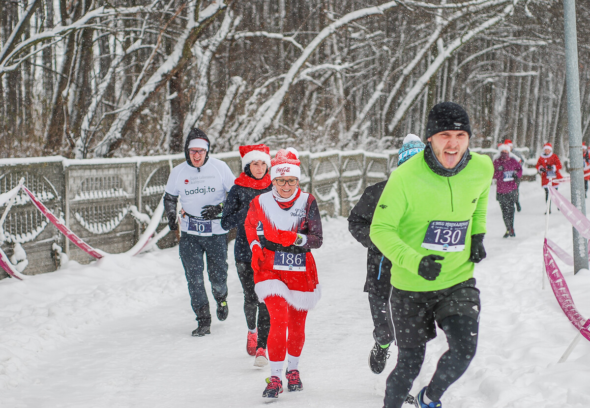 Kolorowy tłum po raz kolejny pobiegł alejkami Doliny Trzech Stawów, w dorocznym Biegu Mikołajkowym. Pogoda większości nie przestraszyła, a w zawodach wystartowało około tysiąca zawodników.