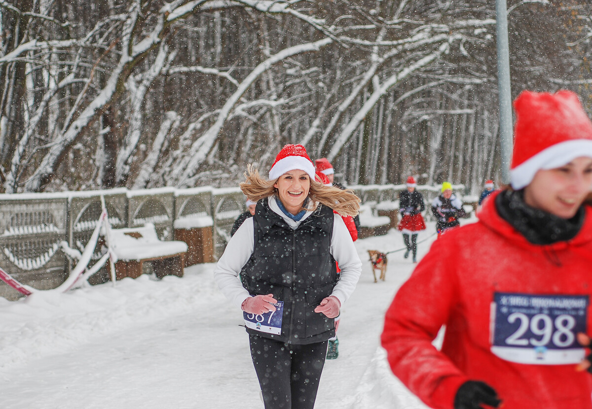 Kolorowy tłum po raz kolejny pobiegł alejkami Doliny Trzech Stawów, w dorocznym Biegu Mikołajkowym. Pogoda większości nie przestraszyła, a w zawodach wystartowało około tysiąca zawodników.