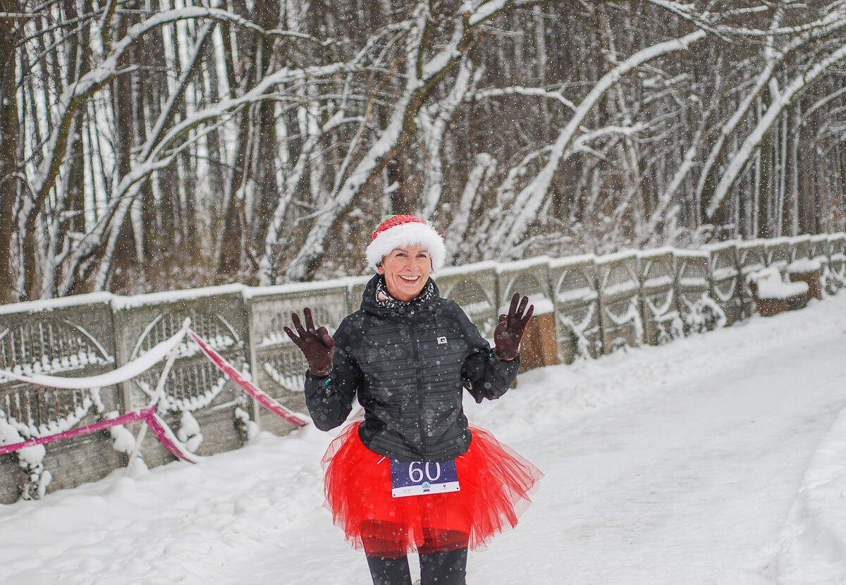 Kolorowy tłum po raz kolejny pobiegł alejkami Doliny Trzech Stawów, w dorocznym Biegu Mikołajkowym. Pogoda większości nie przestraszyła, a w zawodach wystartowało około tysiąca zawodników.