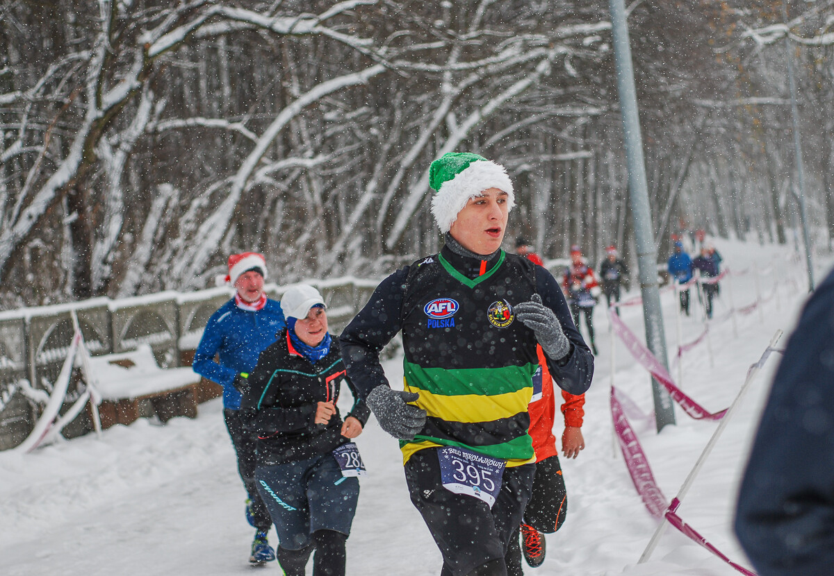 Kolorowy tłum po raz kolejny pobiegł alejkami Doliny Trzech Stawów, w dorocznym Biegu Mikołajkowym. Pogoda większości nie przestraszyła, a w zawodach wystartowało około tysiąca zawodników.