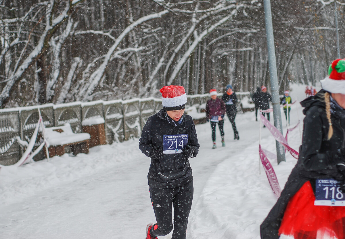 Kolorowy tłum po raz kolejny pobiegł alejkami Doliny Trzech Stawów, w dorocznym Biegu Mikołajkowym. Pogoda większości nie przestraszyła, a w zawodach wystartowało około tysiąca zawodników.