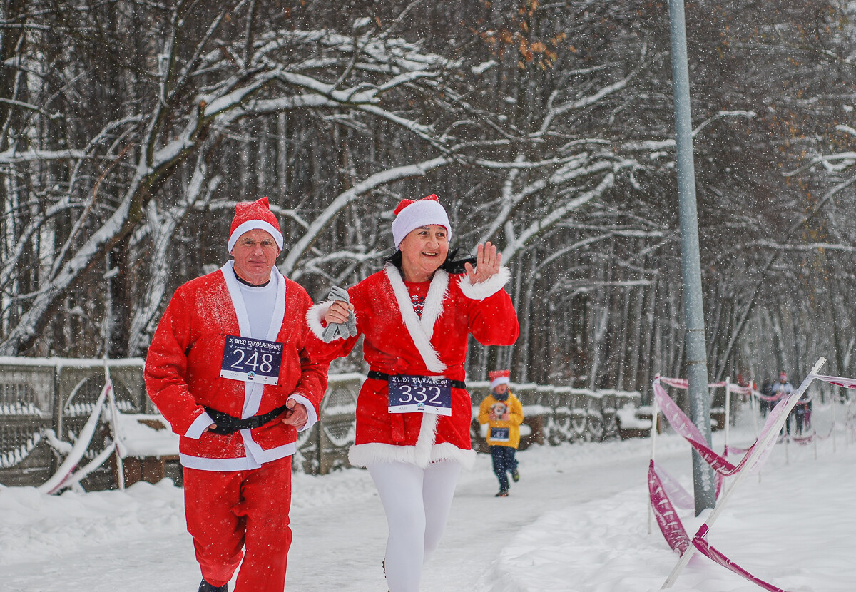Kolorowy tłum po raz kolejny pobiegł alejkami Doliny Trzech Stawów, w dorocznym Biegu Mikołajkowym. Pogoda większości nie przestraszyła, a w zawodach wystartowało około tysiąca zawodników.